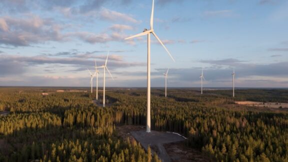 Tuulivoimaloita Ilmajoen Santavuoren tuulivoimapuistossa ilmasta kuvattuna.