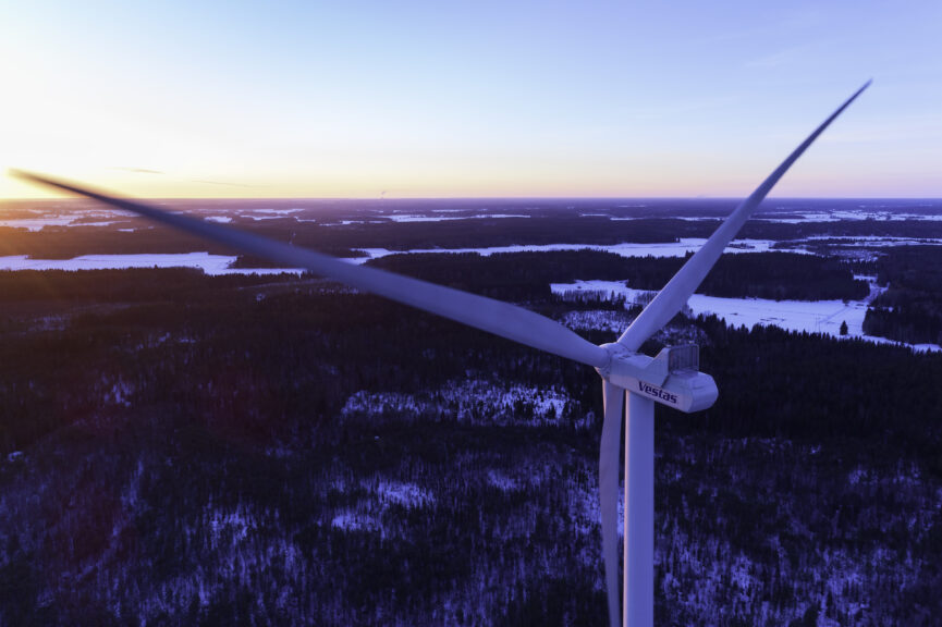 Tuulivoimala Teuvan Paskoonharjun tuulivoimapuistossa ilmasta kuvattuna auringonnousussa.