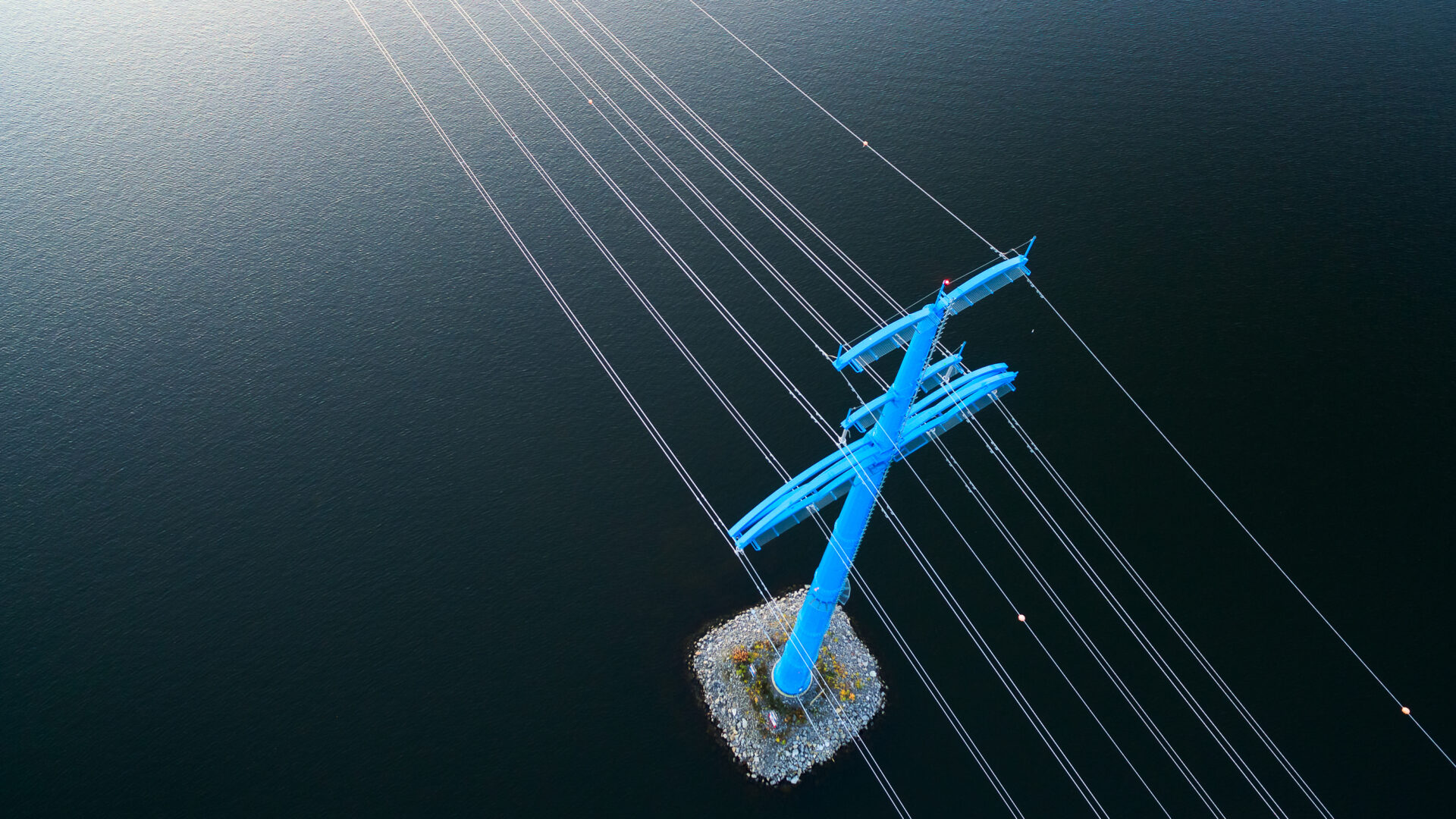 Voimajohtopylväs Vaasan Palosaaren kupeessa merialueella.