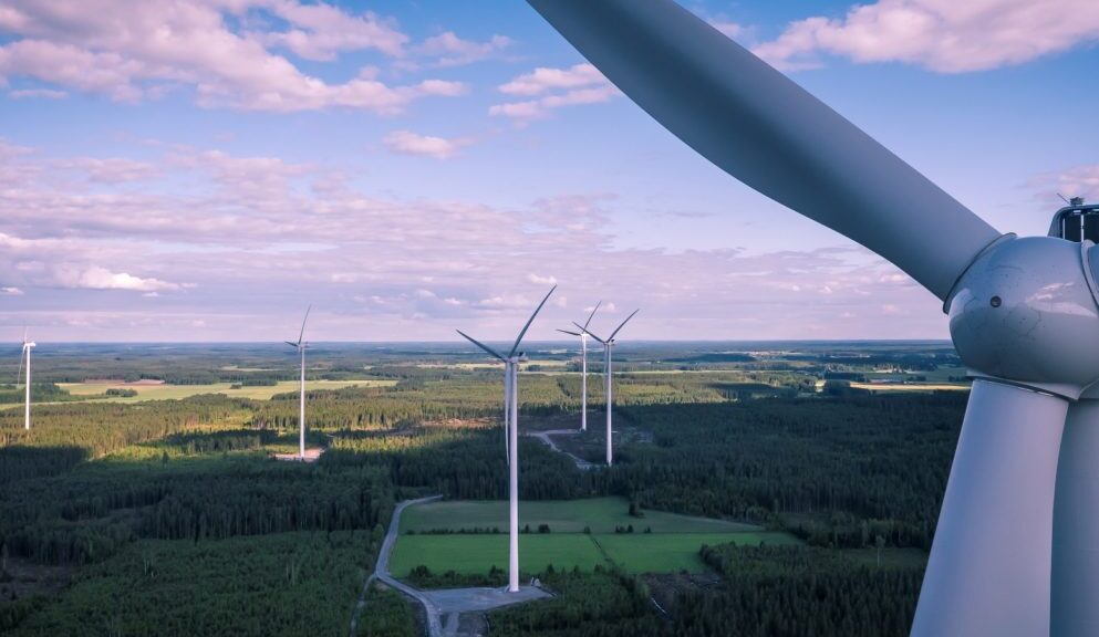 Tuulivoimaloita Ilmajoen Santavuoren tuulivoimapuistossa ilmasta kuvattuna.